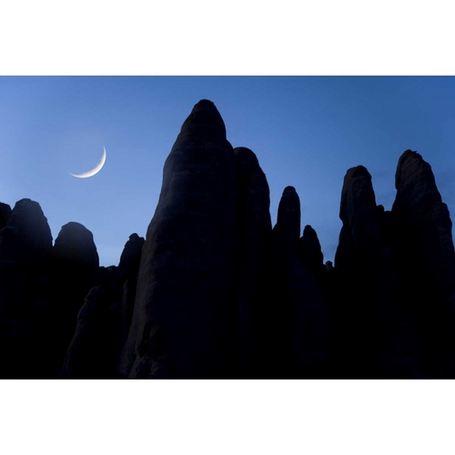 UT, Arches NP Crescent moon and silhouette